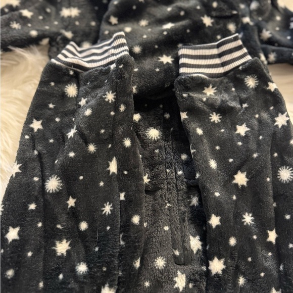 Art Class Starry Black and White Fleece Onesie Size 4/5 Toddler, NWT - Picture 11 of 12